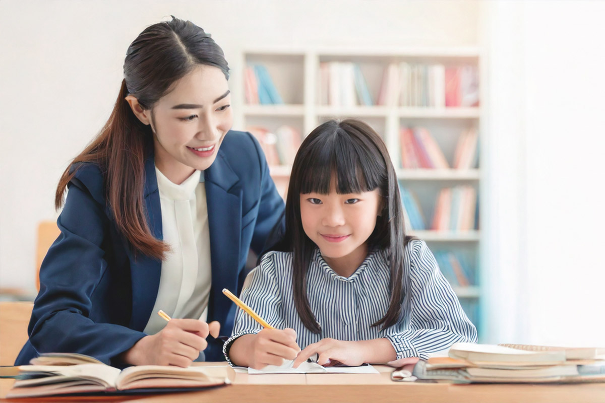 授業中の女子生徒と講師