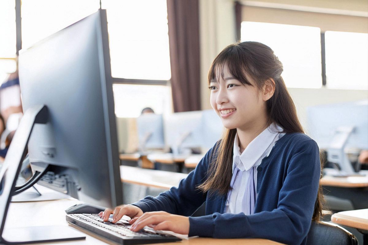 授業中の女子生徒