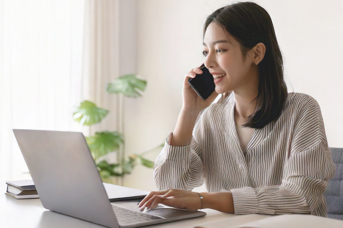 お問い合わせ中の女性