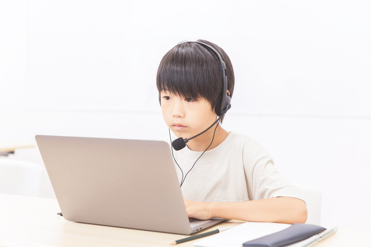 無料体験授業を行う子ども