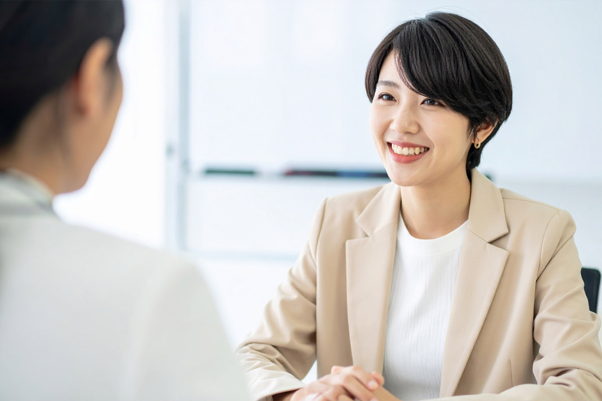 保護者と面談する講師