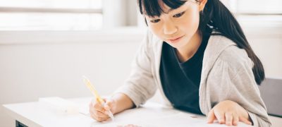 英才塾の解き方を学んだ後で、記述問題を解いている中学生の女の子