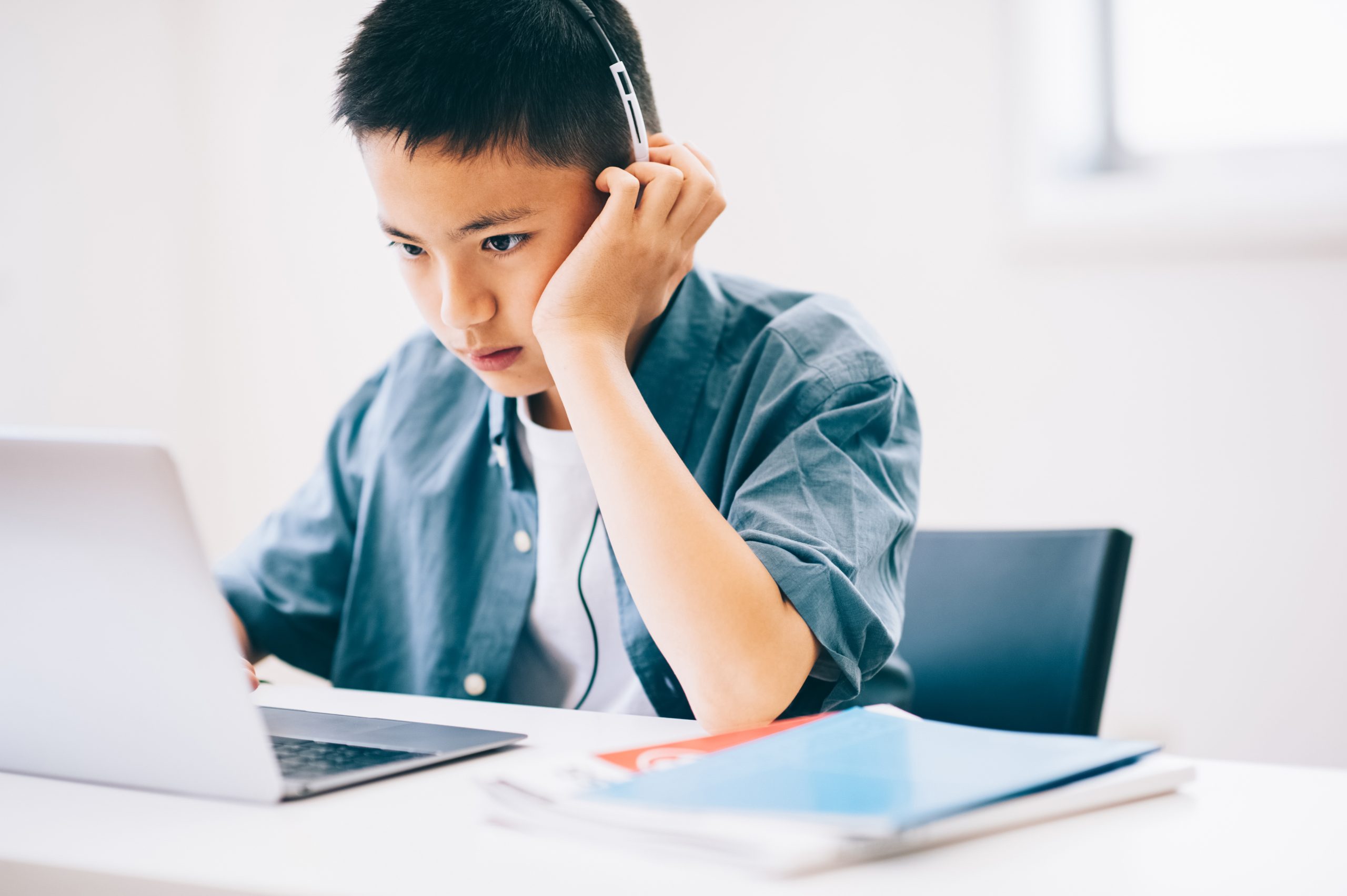 進学塾で成績が悪かったため、国語の個別指導塾で勉強している小学生