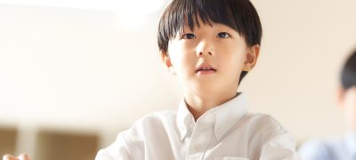 高校受験をしないために中学受験をめざす、国語の記述の型を国語指導されている小学生。