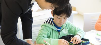 国語塾で、中学入試のための作文指導を受けている小学生
