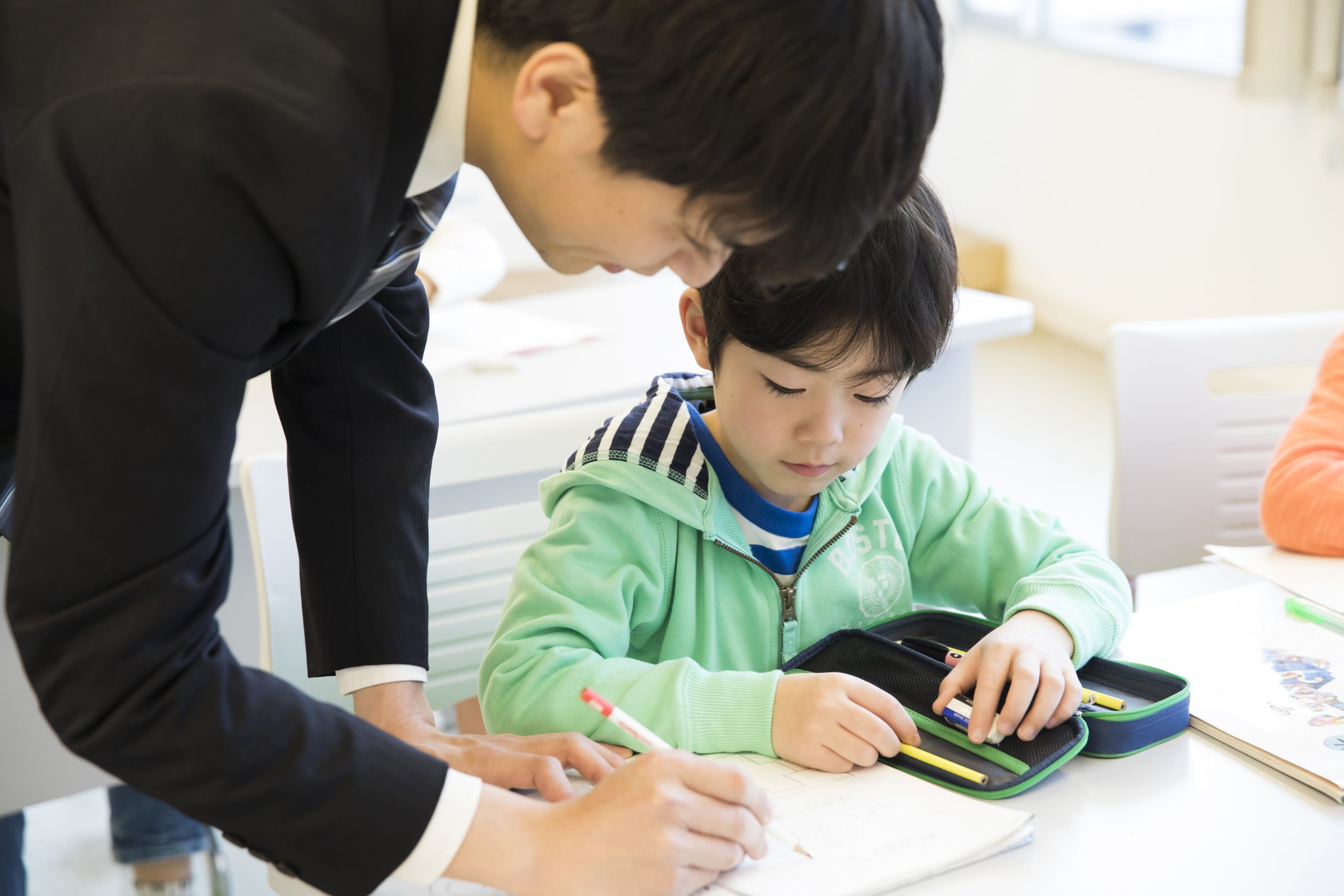 国語塾で、中学入試のための作文指導を受けている小学生