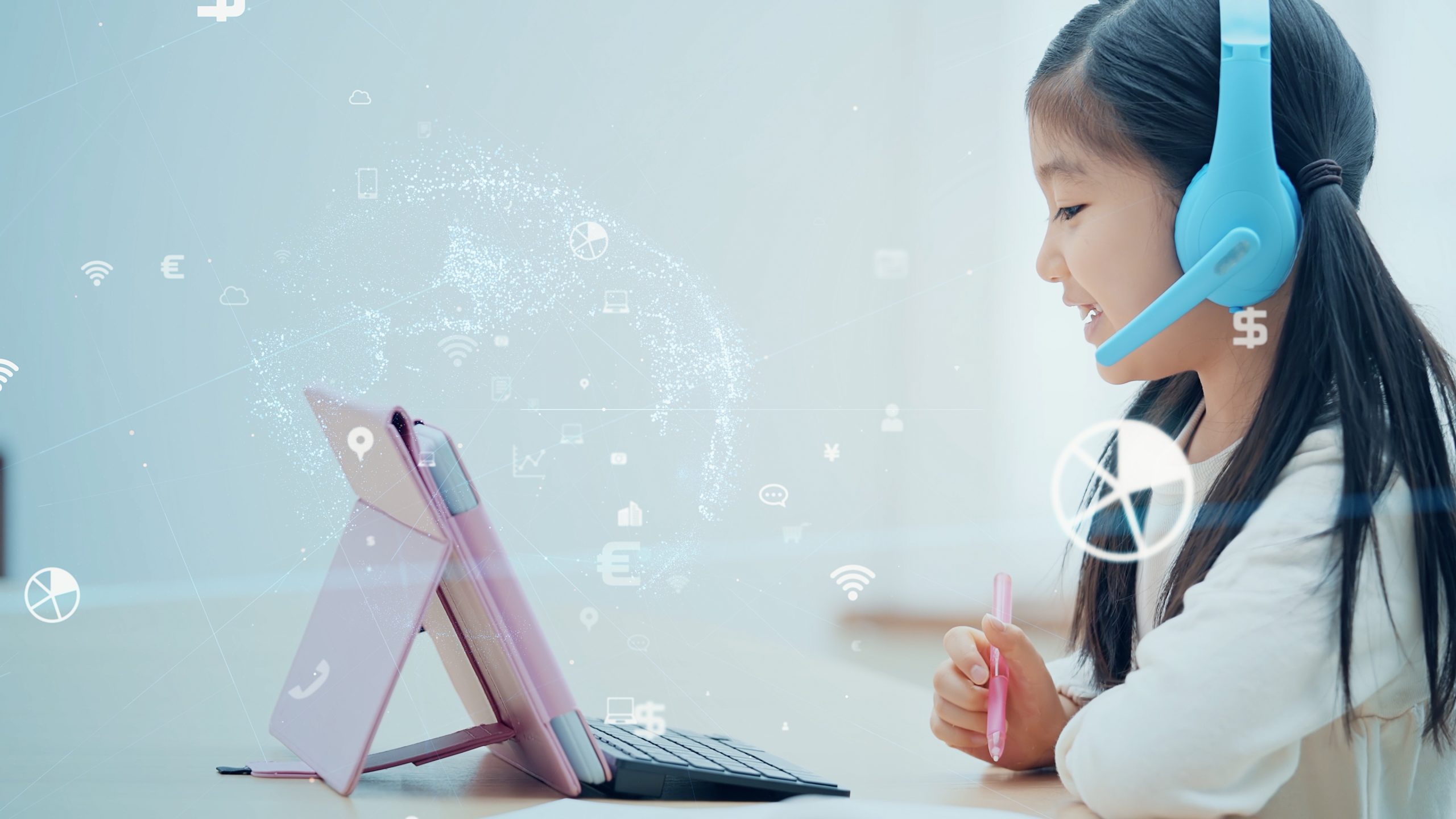 オンラインの国語塾で勉強している小学生の女の子。