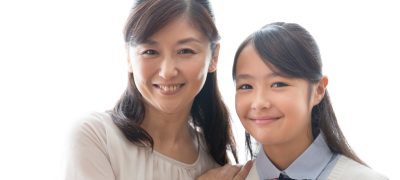 国語の授業時間が違う塾をどちらにするか選んでいる親子。