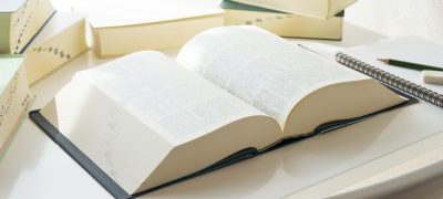 国語専門塾で、辞書を使いながら、記述問題を解くための「型」を学ぶイメージ図。