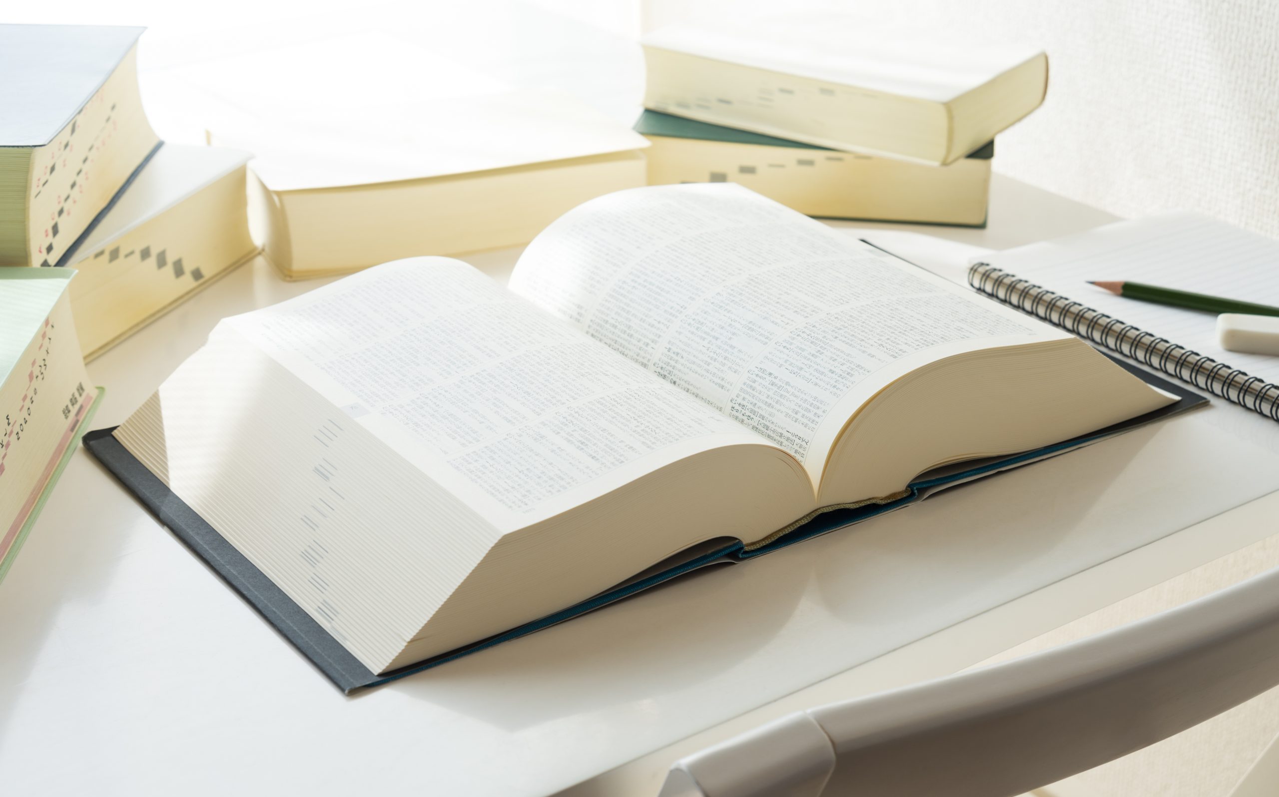 国語専門塾で、辞書を使いながら、記述問題を解くための「型」を学ぶイメージ図。